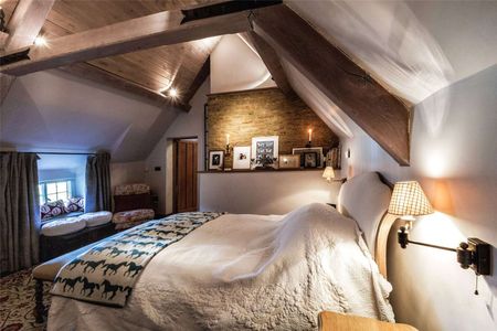 A quintessential English three bedroom chocolate box thatched cottage. - Photo 3