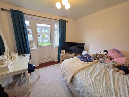2 bedroom semi-detached bungalow to rent - Photo 3