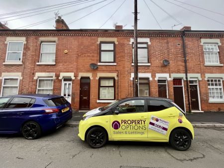 ***Two double bedrooms*** easy access into Derby city centre + Royal Derby Hospital. **lounge** seperate dining room** extended kitchen** - Photo 3