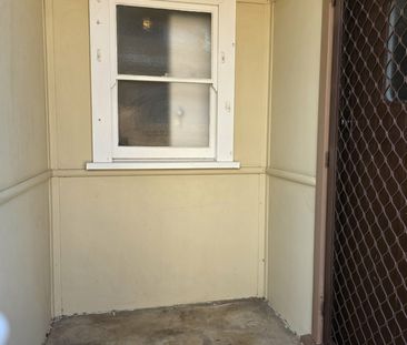 Conveniently Located 2-Bedroom Flat in a Small Block of 4 - Photo 5