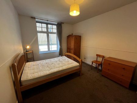 3 bedroom flat to rent - Photo 4