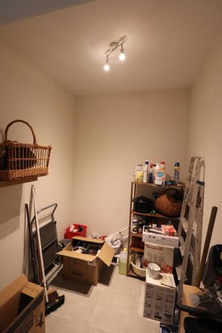 Een recent gelijkvloers appartement met 2 slaapkamers, tuin, autostaanplaats en kelderberging. - Foto 4