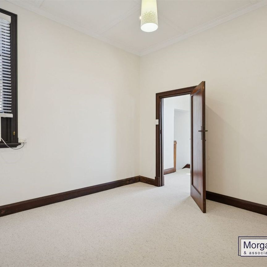 Convenience, comfort and a premium western‑suburbs lifestyle - Photo 1