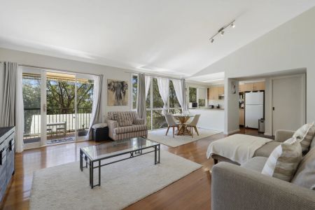 Two-story Townhouse In Ideal Location - Photo 2