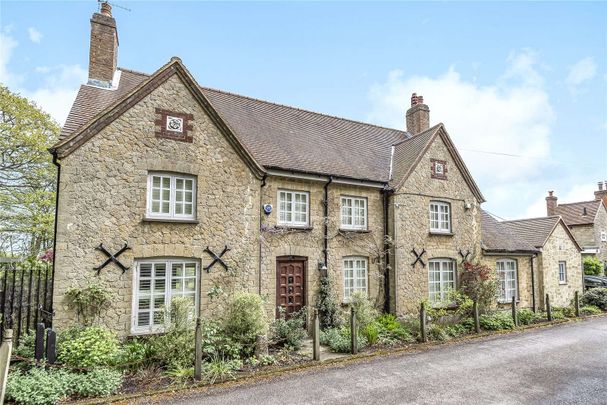 A beautifully presented home with equestrian facilities set in historic Westerham - Photo 1