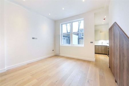 A refurbished one bedroom apartment in a period building. - Photo 3