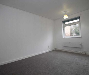 2 bed Flat for rent - Photo 4