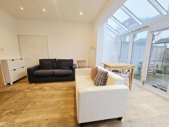 4 bedroom flat to rent - Photo 1