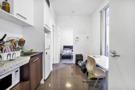 Modern Apartment in the Heart of the City – Stylish, Secure & Convenient - Photo 2