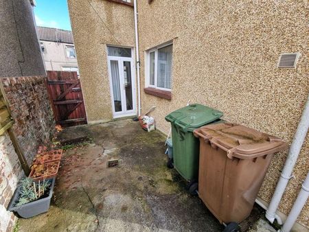 3 bedroom terraced house to rent - Photo 5