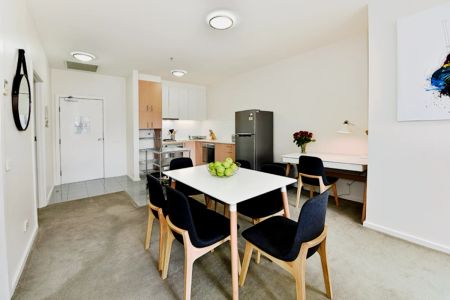 Snug 2-bedroom apartment near Melbourne Central Station - Photo 4