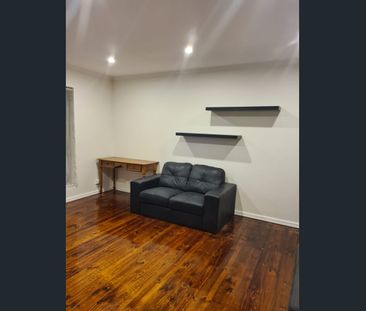 Stunning 2 bedroom solid brick unit - quiet location and 5 minutes ... - Photo 3