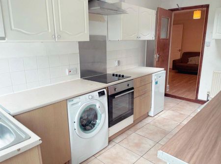 1 bedroom in a house share to rent - Photo 4