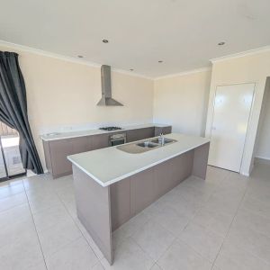 “Large 4x2 Family Home!” - Photo 2