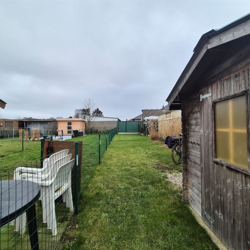 Gerenoveerde instapklare knusse rijwoning met tuin en uitweg achteraan. - Photo 1