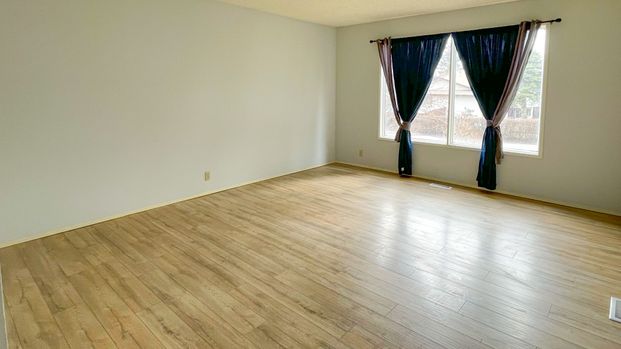 Beautiful 3 Bedroom Bungalow Style Duplex In Ranchlands | Pets Negotiable - Photo 1