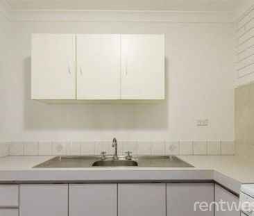 COMFORT, CONVENIENCE & LOCATION! - Photo 5