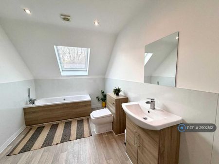 2 bedroom penthouse to rent - Photo 4