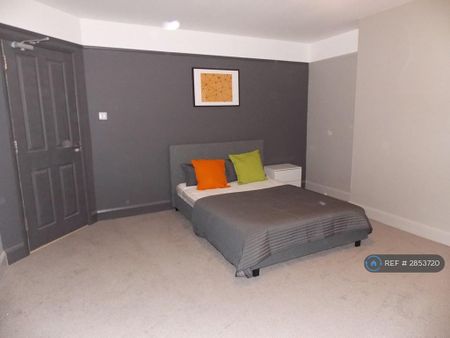 1 bedroom in a house share to rent - Photo 2