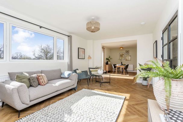 Beautifully refurbished, this impressive five-bedroom detached family home blends character with modern luxury. - Photo 1