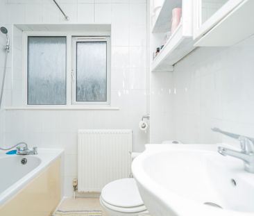 Petersham Close, Newport Pagnell, MK16 - Photo 3