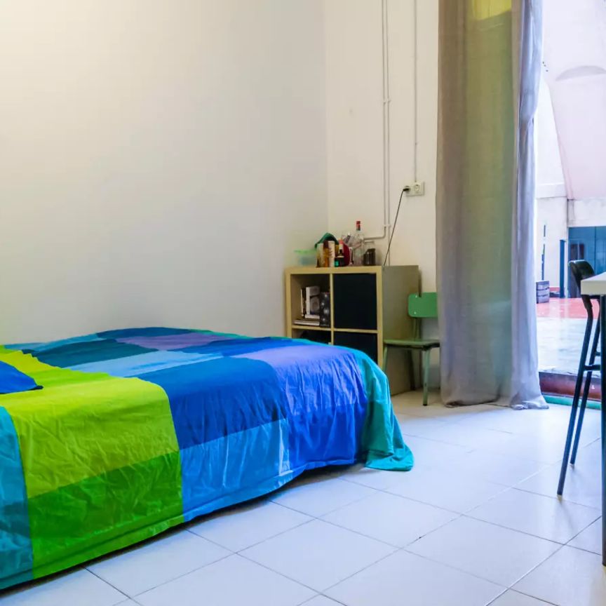 Room in a shared 12-bedroom apartment for rent in el Fort Pienc, perfect for professionals and females - Photo 1