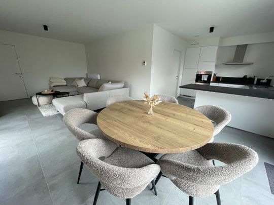 Drie slaapkamer EENGEZINSWONING met garage & tuin - Photo 1