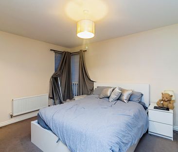 4 bedroom house to rent Eaton Hall Crescent, Broughton, Milton Keyn... - Photo 3