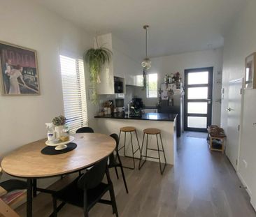 Stylish 3-Bedroom 2.5 bathroom plus a study in Prime Westgate Location - Photo 6