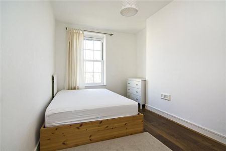 3 bedroom flat to rent - Photo 4