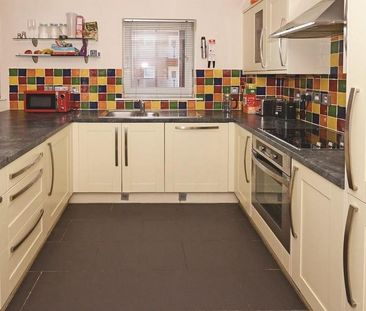 1 bedroom in a flat share to rent - Photo 4