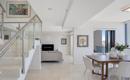 Stunning Penthouse Living in Surfers Paradise - Photo 5