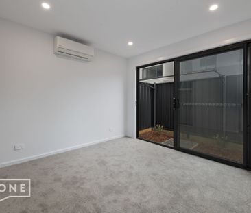 Stunning Brand New 3 bedroom Townhouse with Garage plus an extra parking space, Opposite the University of Newcastle & close to The Mater Hospital - Photo 3