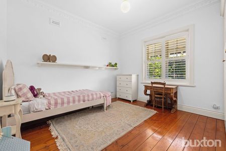 Elegant 4 bedroom plus studio Family Home with Stunning Gardens - Photo 4