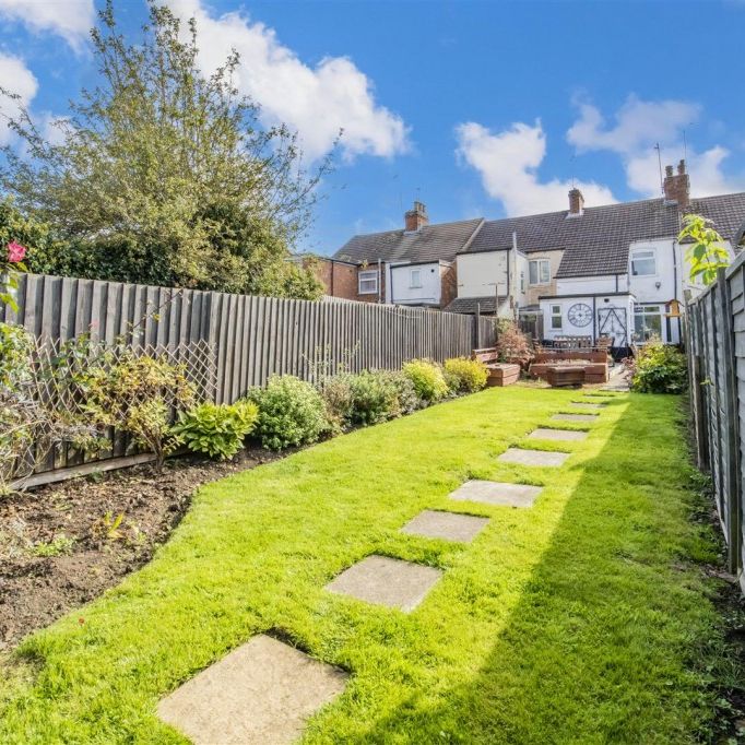 2 bed House - Mid Terrace To Let - Photo 1