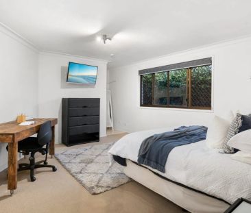 Spacious 4-Bedroom Family Home in Coombabah Paradise Point! - Photo 4