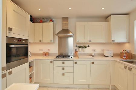 4 bedroom semi-detached house to rent - Photo 4