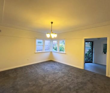 Beautiful 3-Bedroom Family Residence - Photo 2