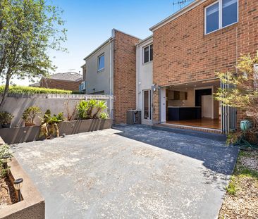 Spacious 3 Bedroom Family Home in McKinnon Secondary School Zone! - Photo 5