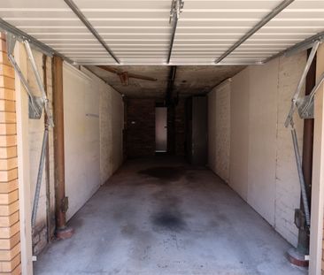Oversized 3 Bedroom with Lock up garage! - Photo 2