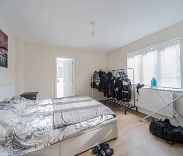 2 Bed Flat, Crowther Avenue, TW8 - Photo 2