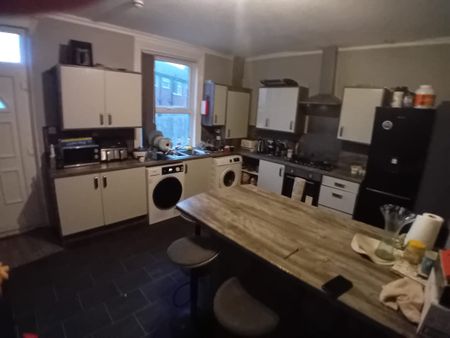 6 Bed - 72 Chapel Lane, Headingley, Leeds - LS6 3BW - Student - Photo 4