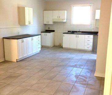 Grand Logement Renové Avec 4 Chambres - Photo 1