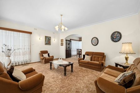 CLASSIC APPEAL IN A PRIME OAKLEIGH POCKET - Photo 2