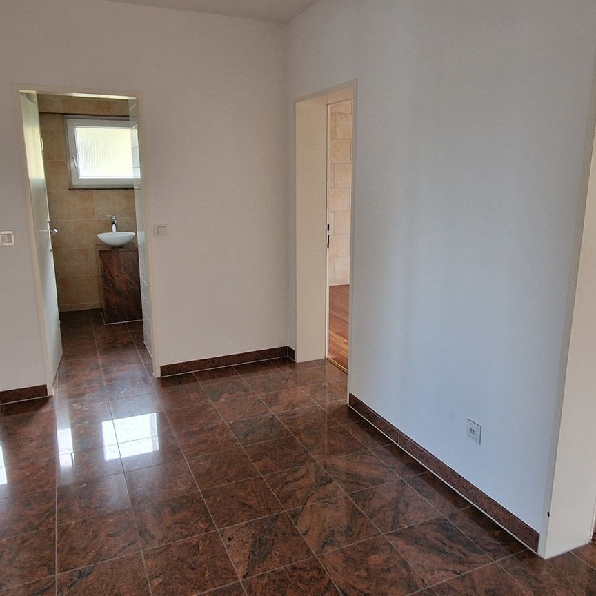 Großzügige 4-Zimmer-Wohnung mit EBK, Balkon und Gartenmitbenutzung in Hainburg Klein-Krotzenburg - Photo 1