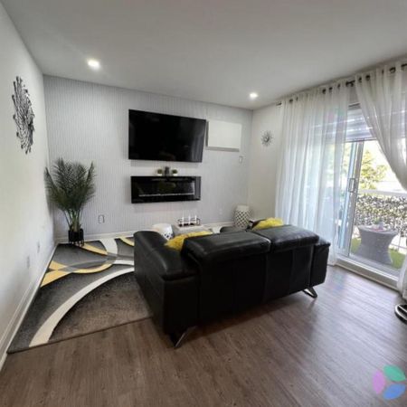 CONDO COMPLÈTEMENT MEUBLÉ ET RÉNOVÉ À LOUER - Photo 3
