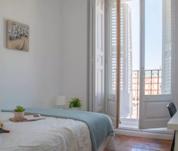 Room in a shared 7-bedroom apartment for rent in Sol, perfect for p... - Photo 2