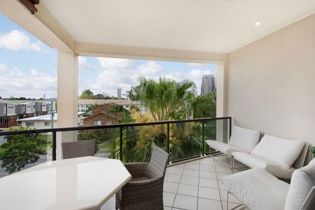 Renovated Luxury Apartment in Burleigh Heads - Photo 2