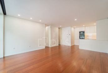 Apartamento T1 com varanda - Novo - Casa da Musica - Rotunda Boavista