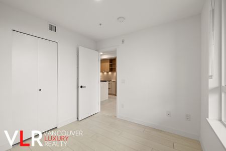Condo in Surrey, BC - Photo 4